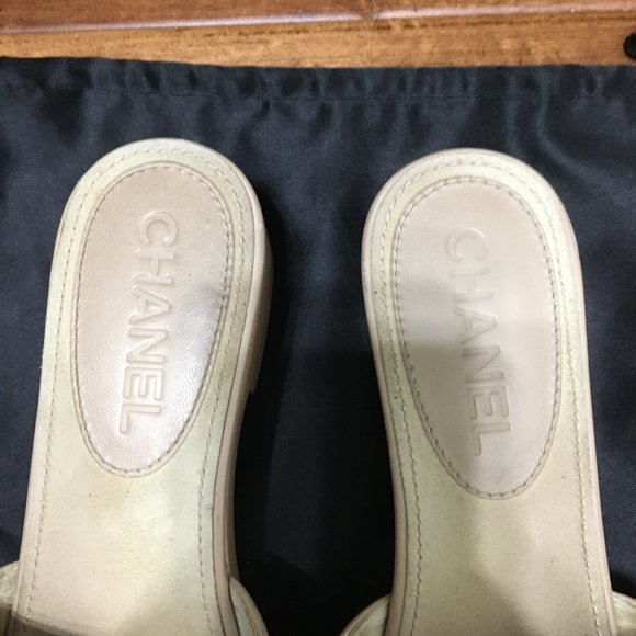 CHANEL Cream and Black Sandals with Elegant Flower Detail - Picture 5 of 16